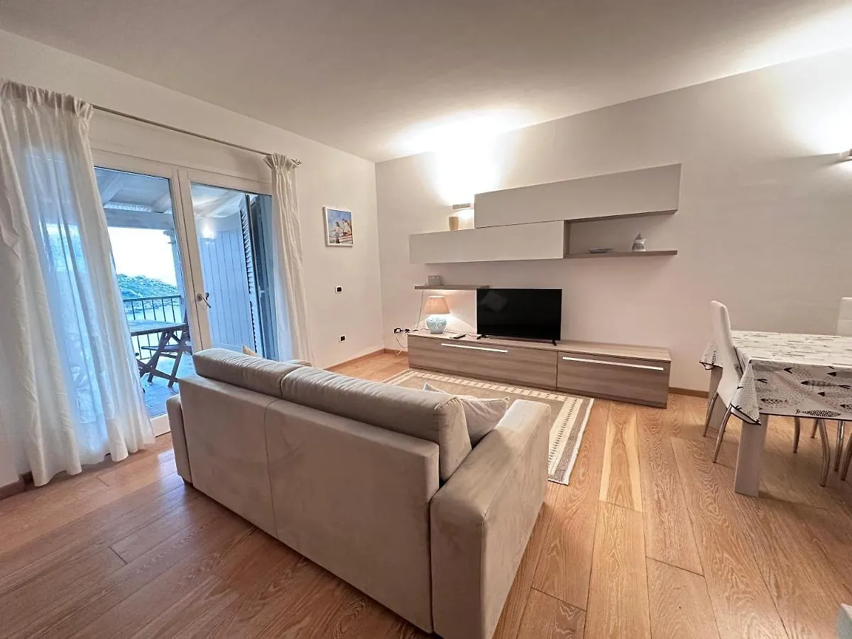 Trilocale Deluxe Fronte Spiaggia サンタ・テレーザ・ガッルーラ アパート