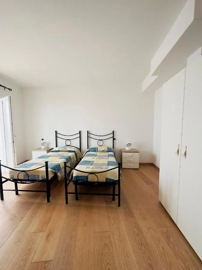 Trilocale Deluxe Fronte Spiaggia サンタ・テレーザ・ガッルーラ アパート